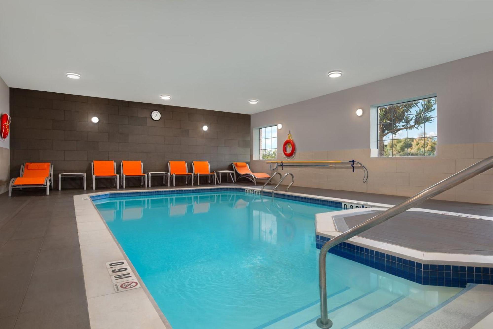 Holiday Inn Express Hotel & Suites Barrie By Ihg Exterior foto